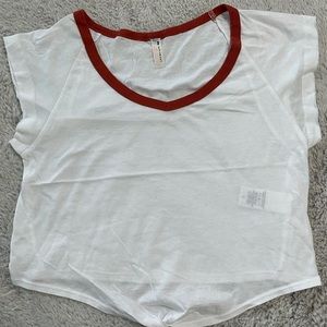 Basic t-shirt with red neckline
